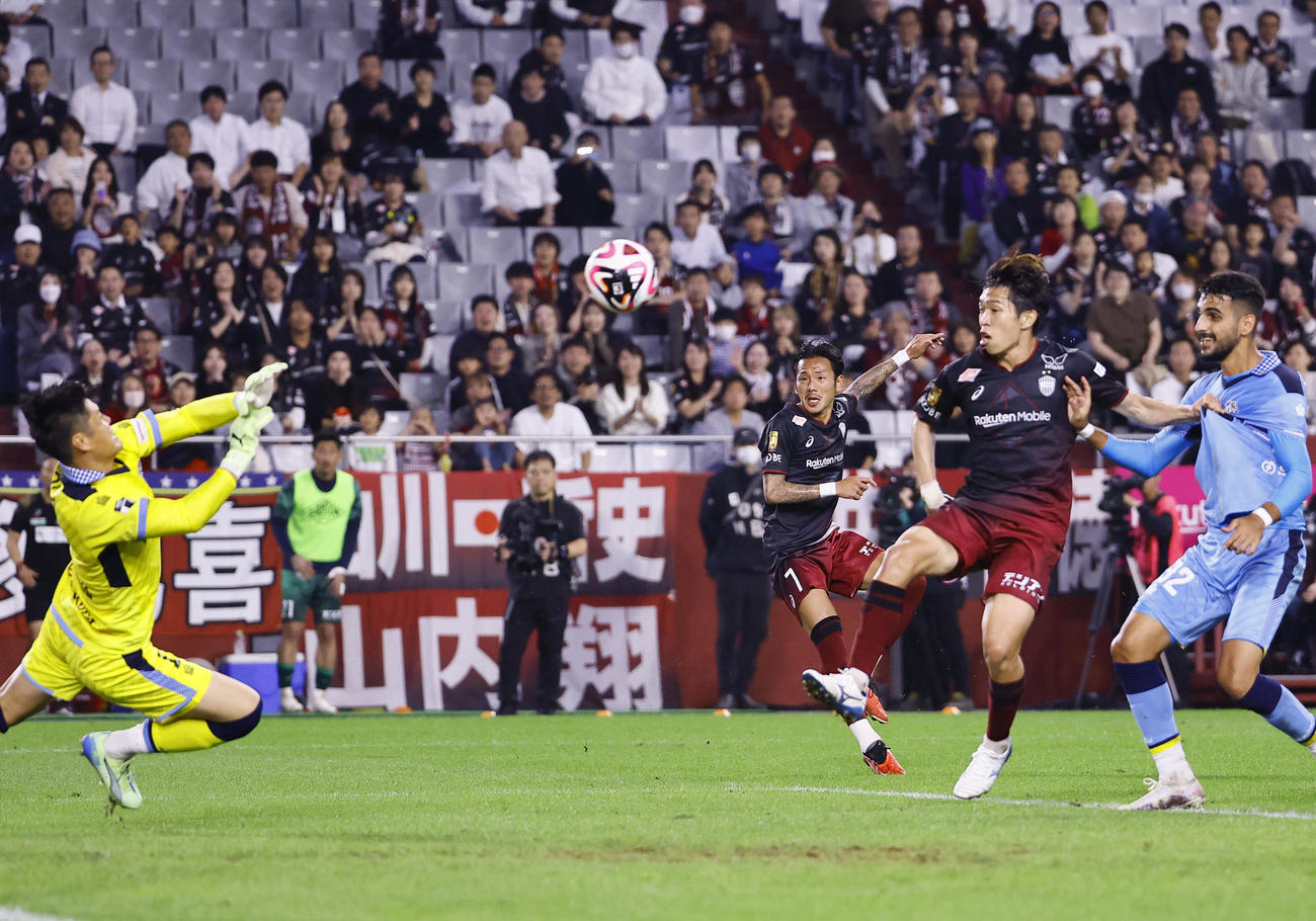 神戸対磐田　前半、神戸井手口（右から3人目）がシュートを放つも磐田GK川島に阻まれる（撮影・藤尾明華）