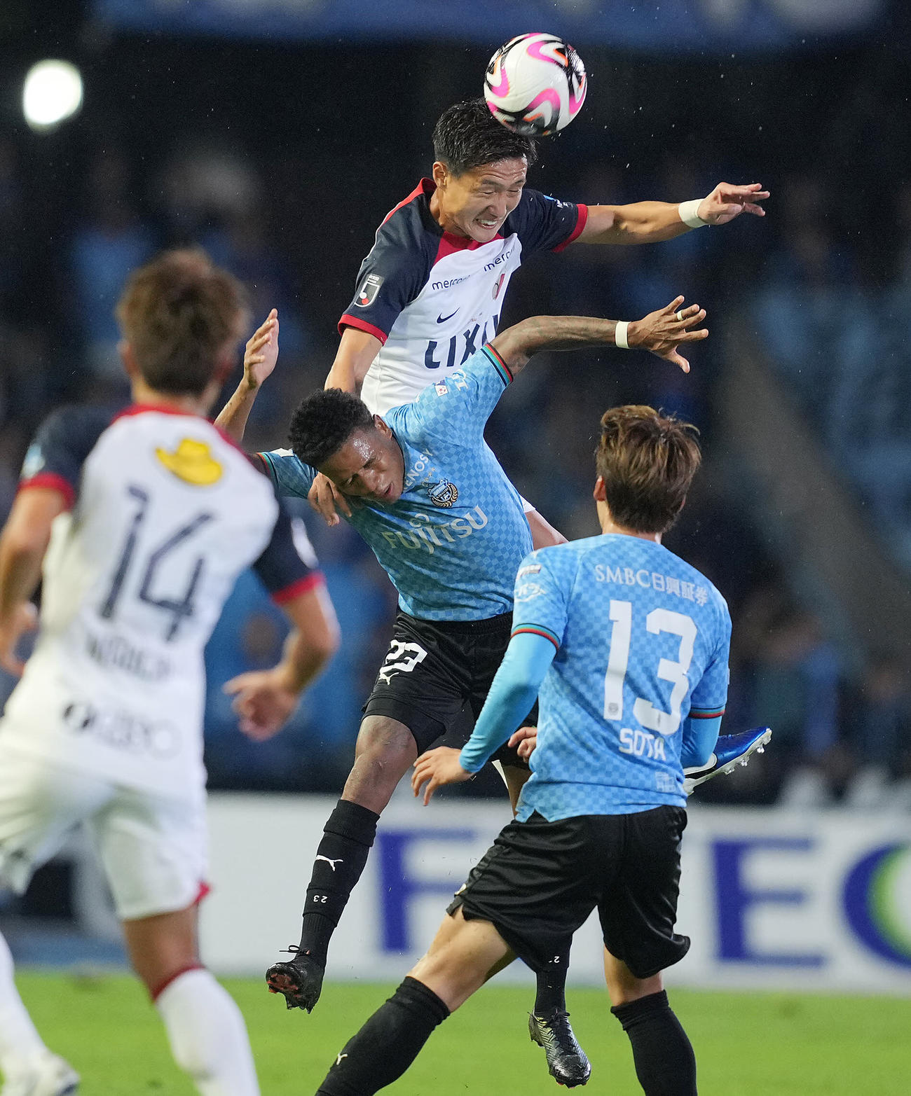 川崎F対鹿島　後半、ヘディングで競り合う鹿島三竿（上）と川崎Fマルシーニョ（撮影・垰建太）