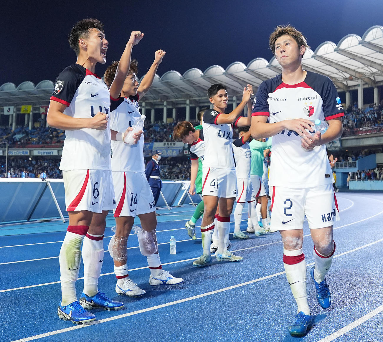 川崎F対鹿島　川崎Fに勝利しサポーターと喜び合う三竿（左端）ら鹿島イレブン（撮影・垰建太）