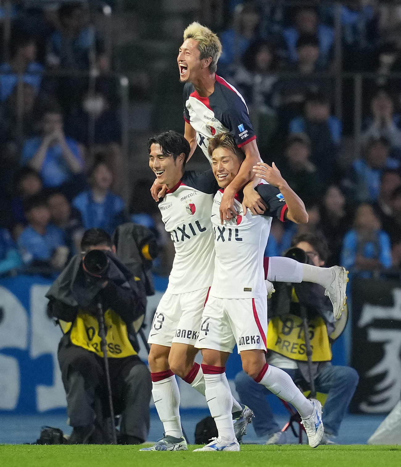 川崎F対鹿島　前半、ヘディングで先制ゴールを決める鹿島知念（左下）は樋口（右下）、鈴木と喜び合う（撮影・垰建太）