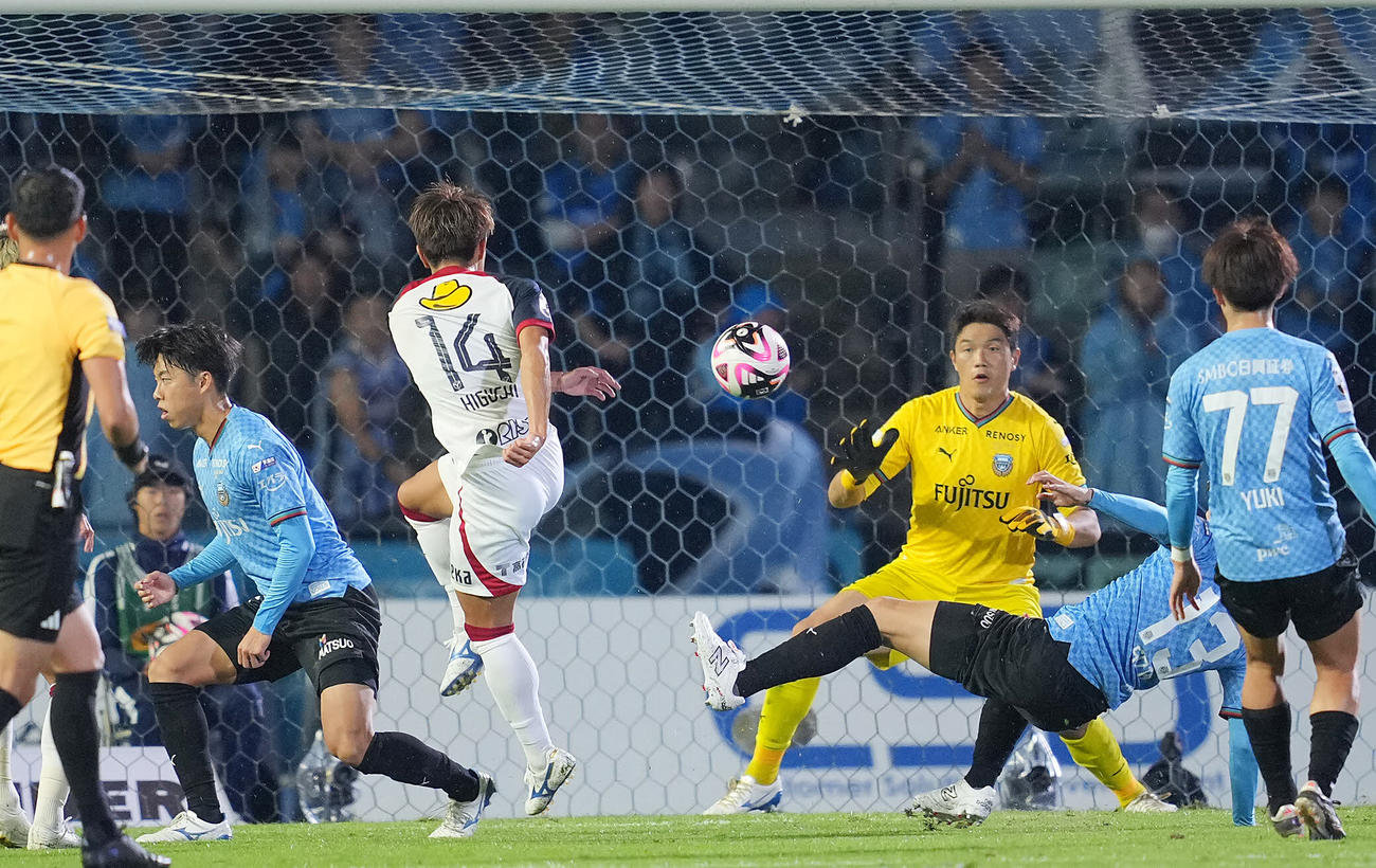 川崎F対鹿島　前半、チーム2点目のゴールを決める鹿島樋口（14番）（撮影・垰建太）