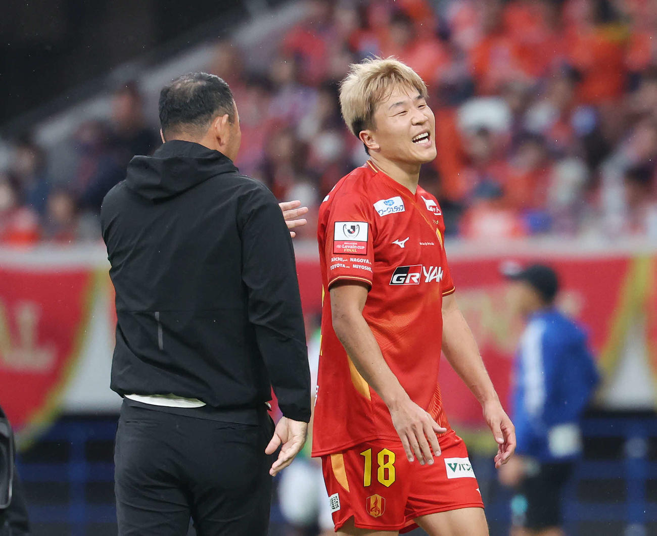 名古屋対新潟　後半、途中交代した名古屋永井（右）は長谷川監督にねぎらわれる（撮影・宮地輝）