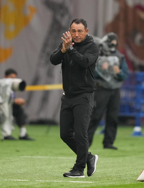 名古屋対新潟　前半、選手たちのプレーに拍手する名古屋長谷川監督（撮影・垰建太）