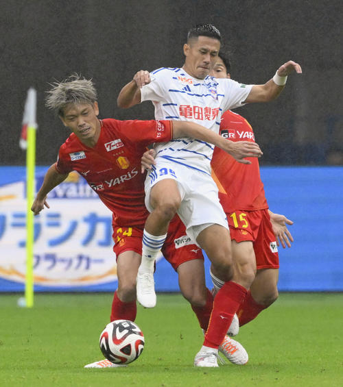 名古屋対新潟前半、競り合う名古屋河面（左）と新潟小野（共同）