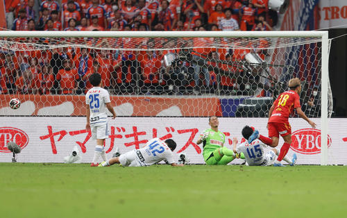 名古屋対新潟　前半、名古屋永井（右）に2点目を許し厳しい表情の新潟GK阿部（中央）ら（撮影・宮地輝）