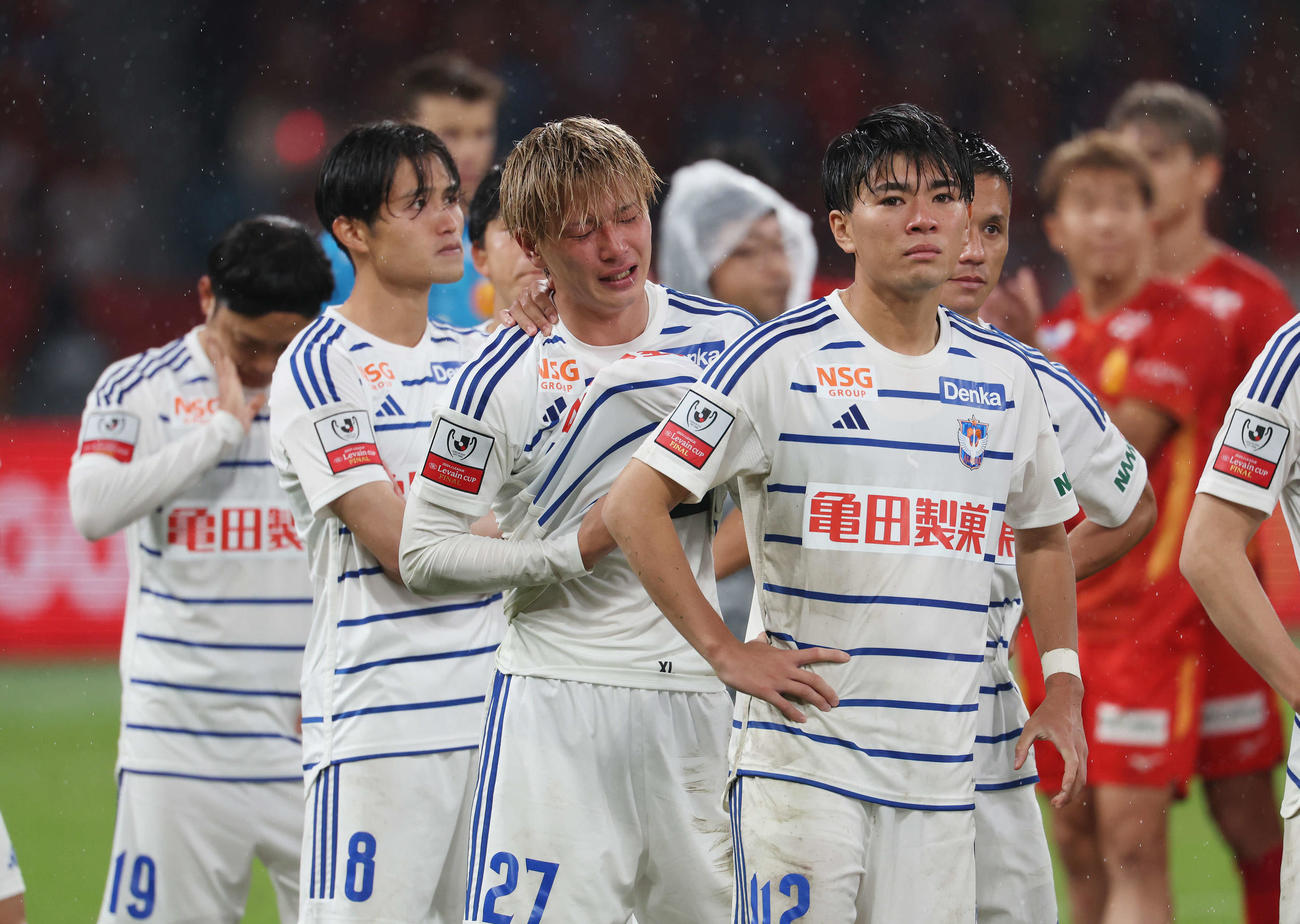 名古屋対新潟　決勝で敗れ涙があふれる新潟長倉（中央）（撮影・宮地輝）