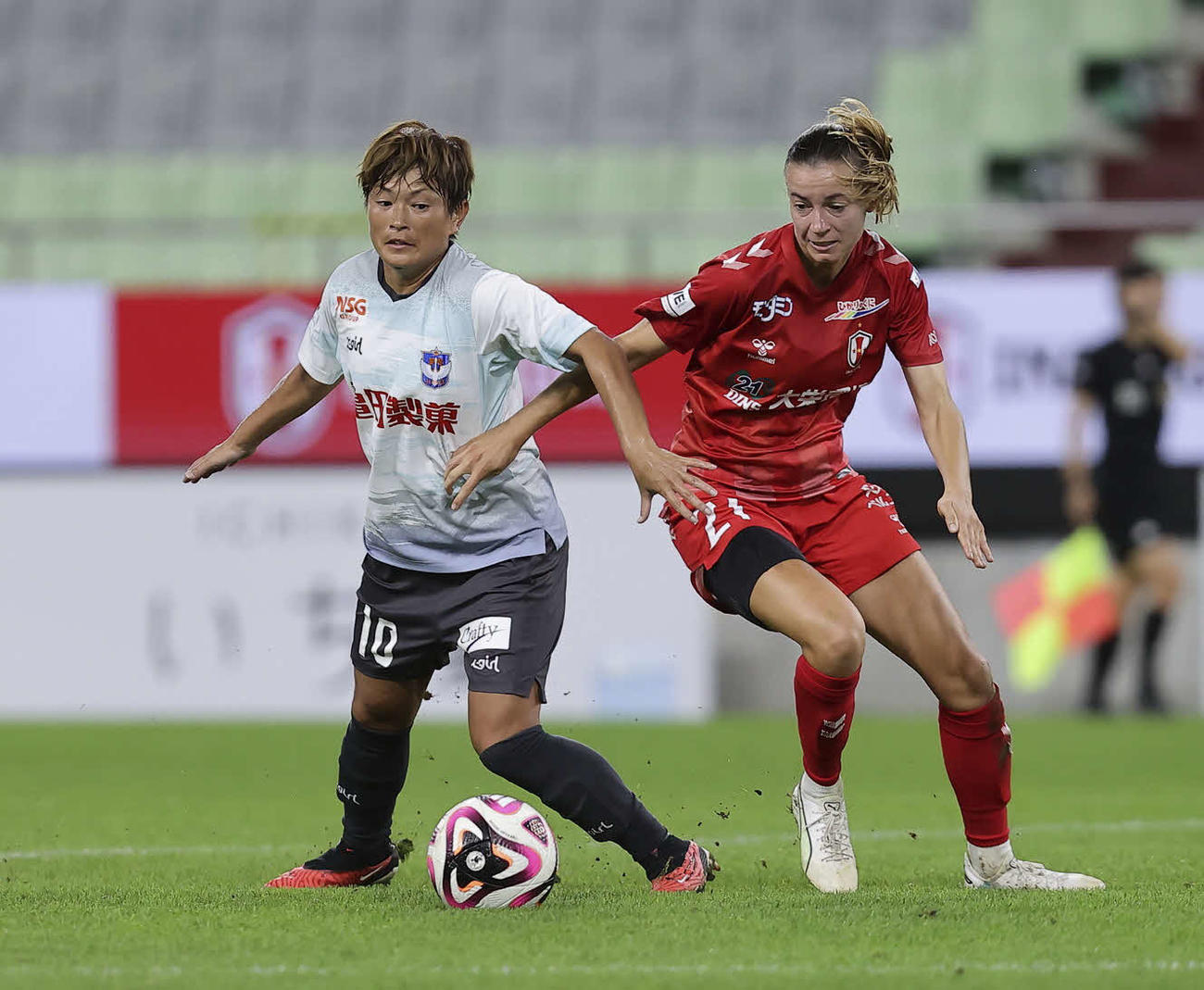 新潟L対INAC神戸　神戸スアレス（右）と競り合う新潟L上尾野辺（写真提供：WEリーグ）
