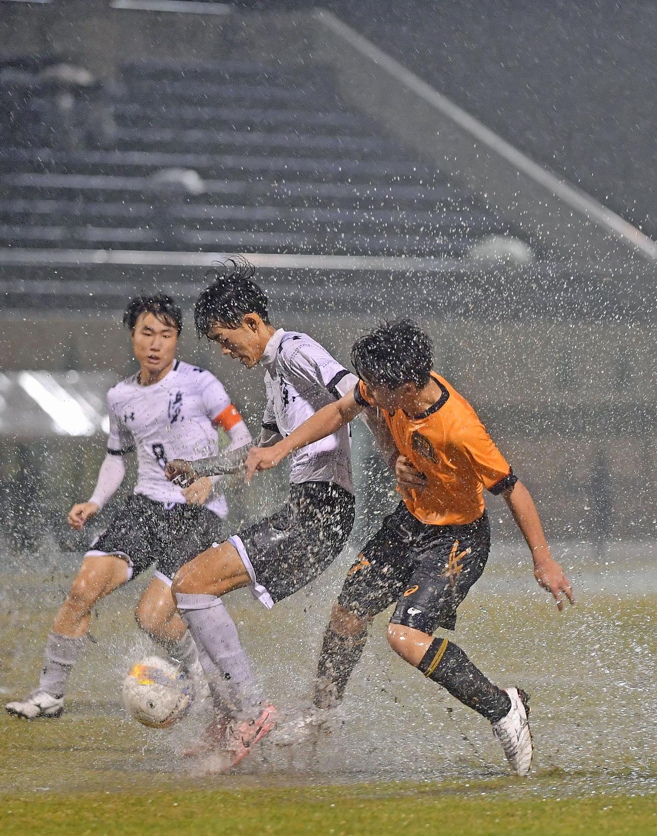 選手同士の競り合いで激しい水しぶきが上がる
