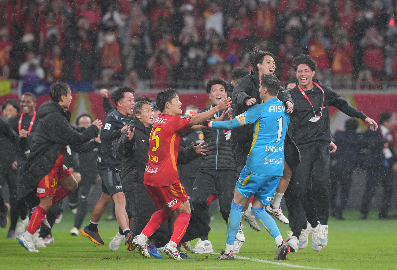 名古屋対新潟　PK戦を制した名古屋の選手たちはGKランゲラックのもとで喜びを爆発させる（撮影・垰建太）