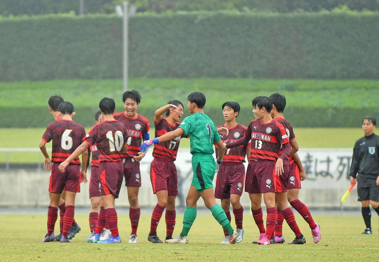 逆転勝ちで4強入りを決め、喜び合う浜松開誠館の選手たち