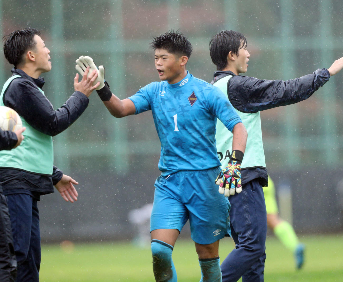 学法石川対帝京安積　ビックセーブで前半を終え、仲間とハイタッチをかわす学法石川・樋下田（左から2人目）（撮影・木村有優）