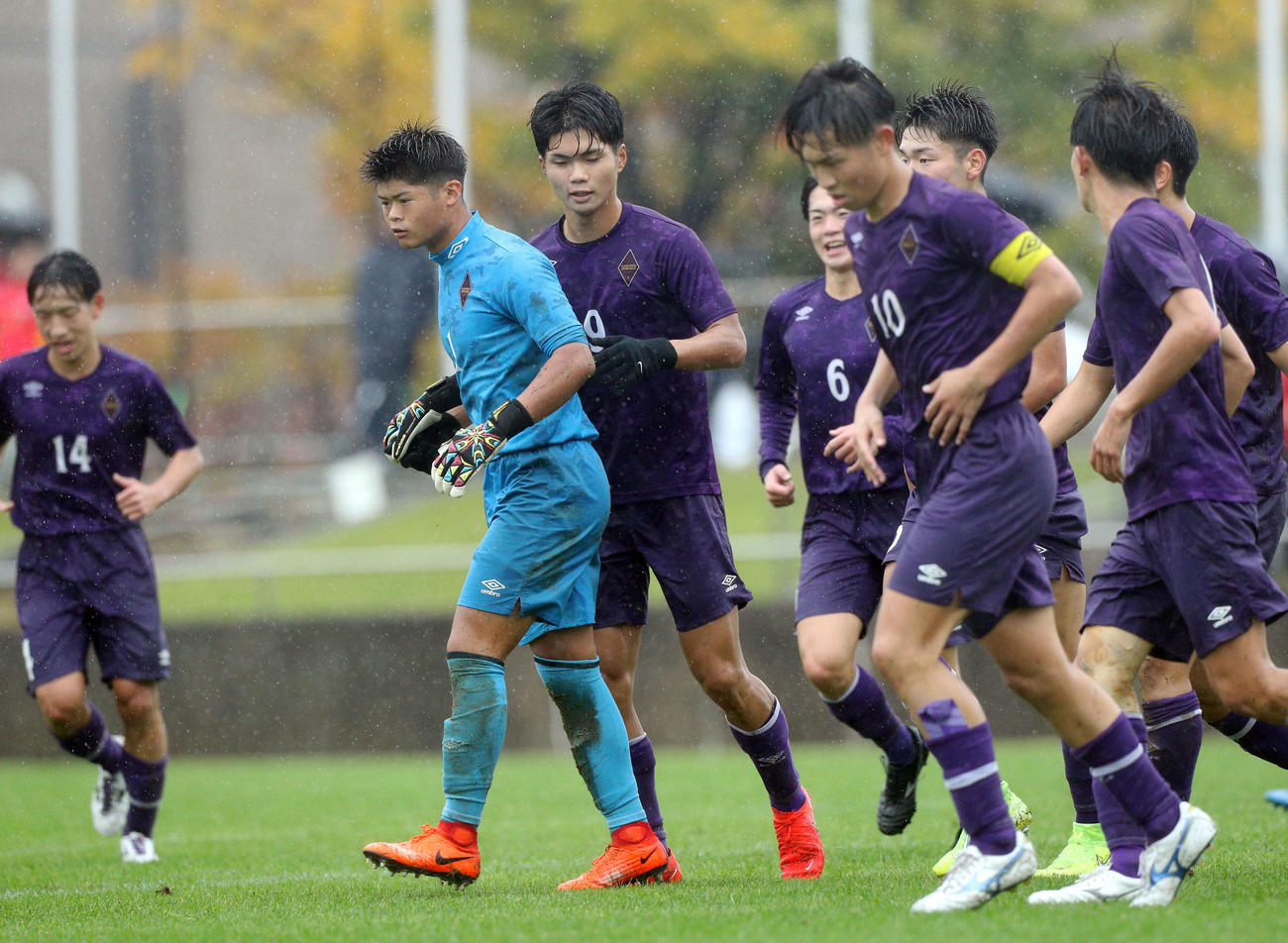 学法石川対帝京安積　前半終了間際、ビックセーブした学法石川・樋下田（左から2人目）に駆け寄るイレブン（撮影・木村有優）