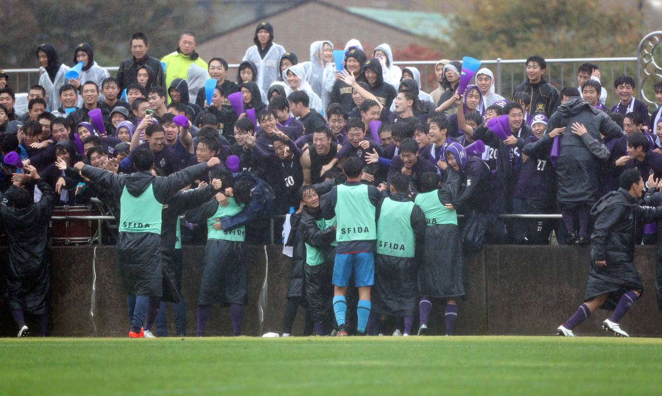 学法石川対帝京安積　PK戦を制し、スタンドと喜びを分かち合う学法石川イレブン（撮影・木村有優）