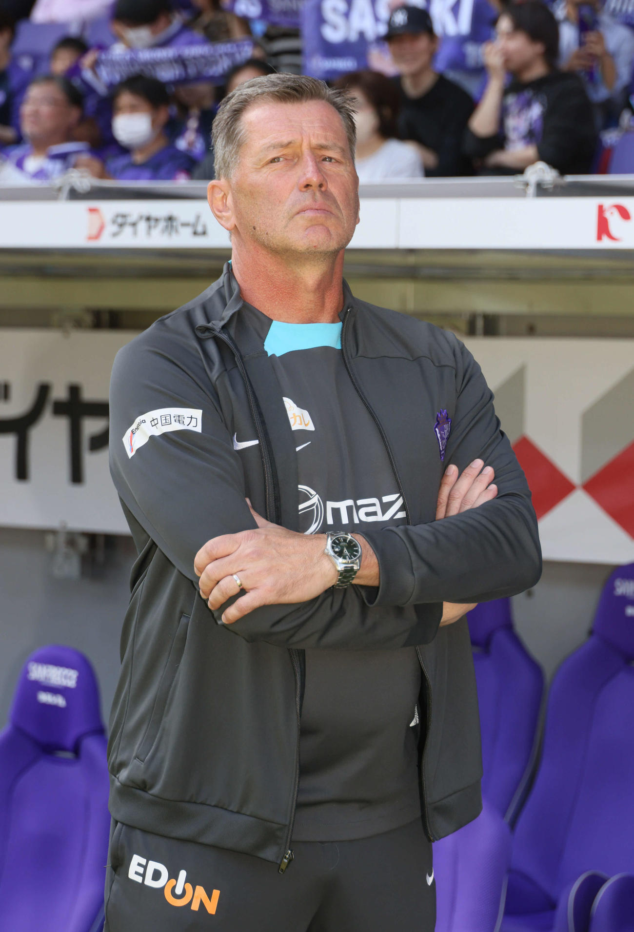 広島対京都　前半　広島スキッベ監督（撮影・加藤孝規）