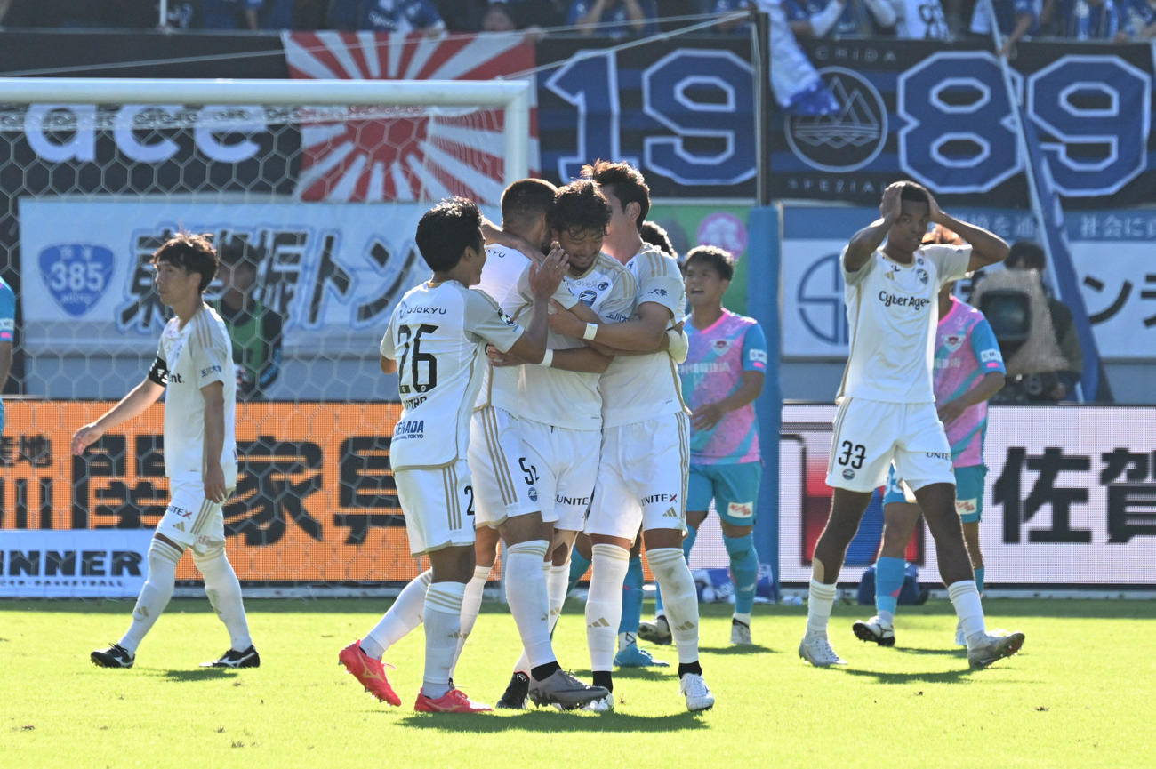 鳥栖対町田　後半21分　町田ドレシェヴィッチの同点ゴールで歓喜する町田選手ら（撮影・林敢治）
