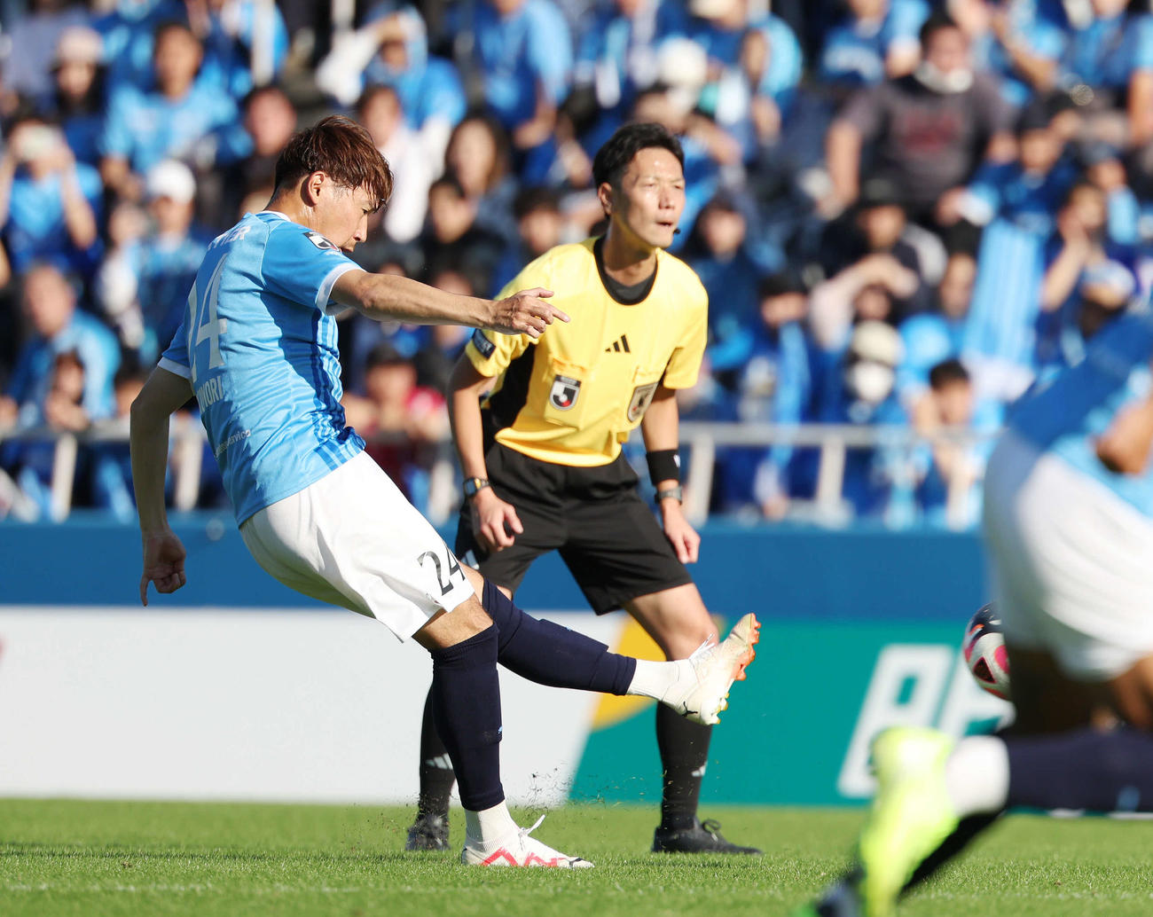 横浜FC対栃木　前半、FKを蹴る横浜FC福森（撮影・宮地輝）