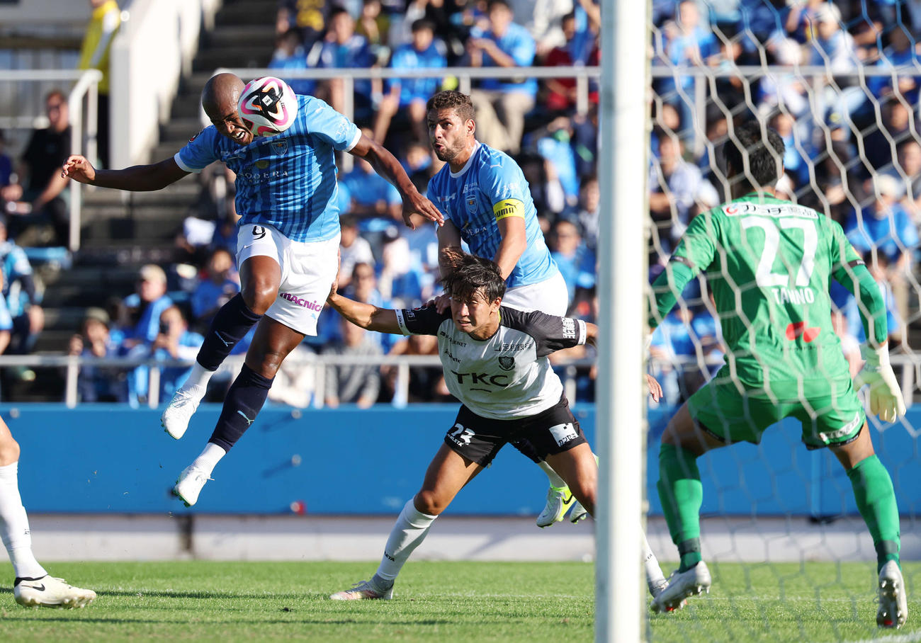 横浜FC対栃木　前半、ヘディングシュートを放つ横浜FC桜川（左）（撮影・宮地輝）
