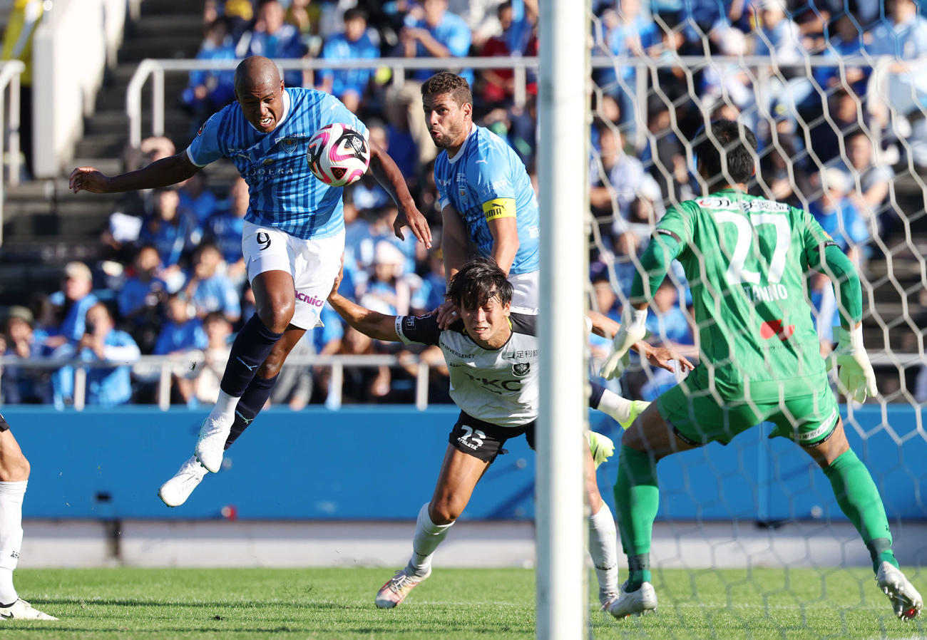 横浜FC対栃木　前半、ヘディングシュートを放つ横浜FC桜川（左）（撮影・宮地輝）