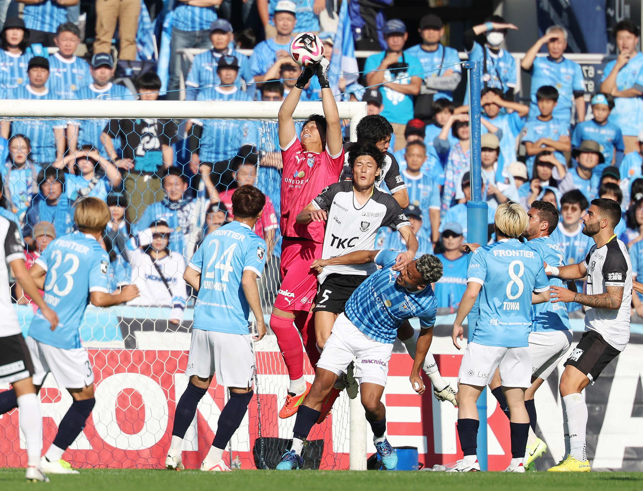 横浜FC対栃木　前半、パンチングする横浜FCのGK市川（左から3人目）（撮影・宮地輝）