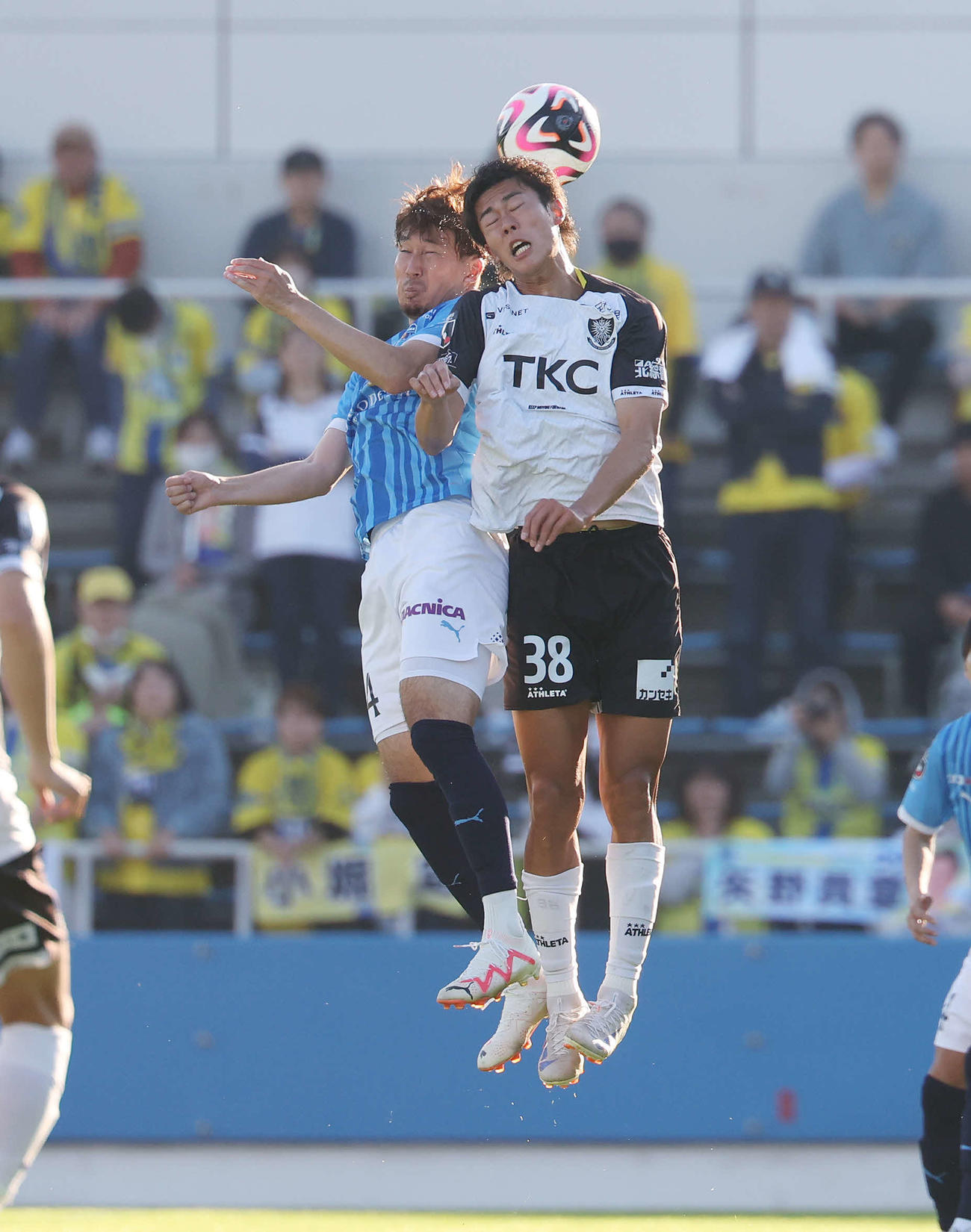 横浜FC対栃木　後半、競り合う横浜FC福森（左）と栃木小堀（撮影・宮地輝）