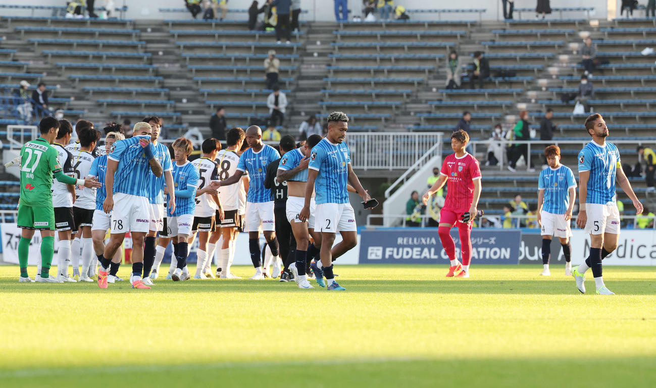 横浜FC対栃木　スコアレスドローに終わり肩を落とす横浜FCイレブン（撮影・宮地輝）