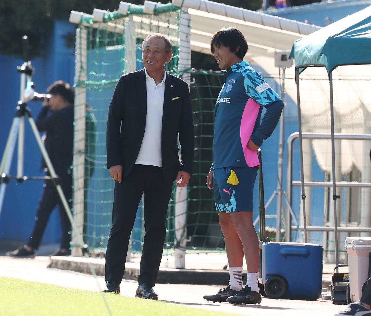 横浜FC対栃木　試合前、言葉を交わす栃木小林監督（左）と横浜FC中村コーチ（撮影・宮地輝）