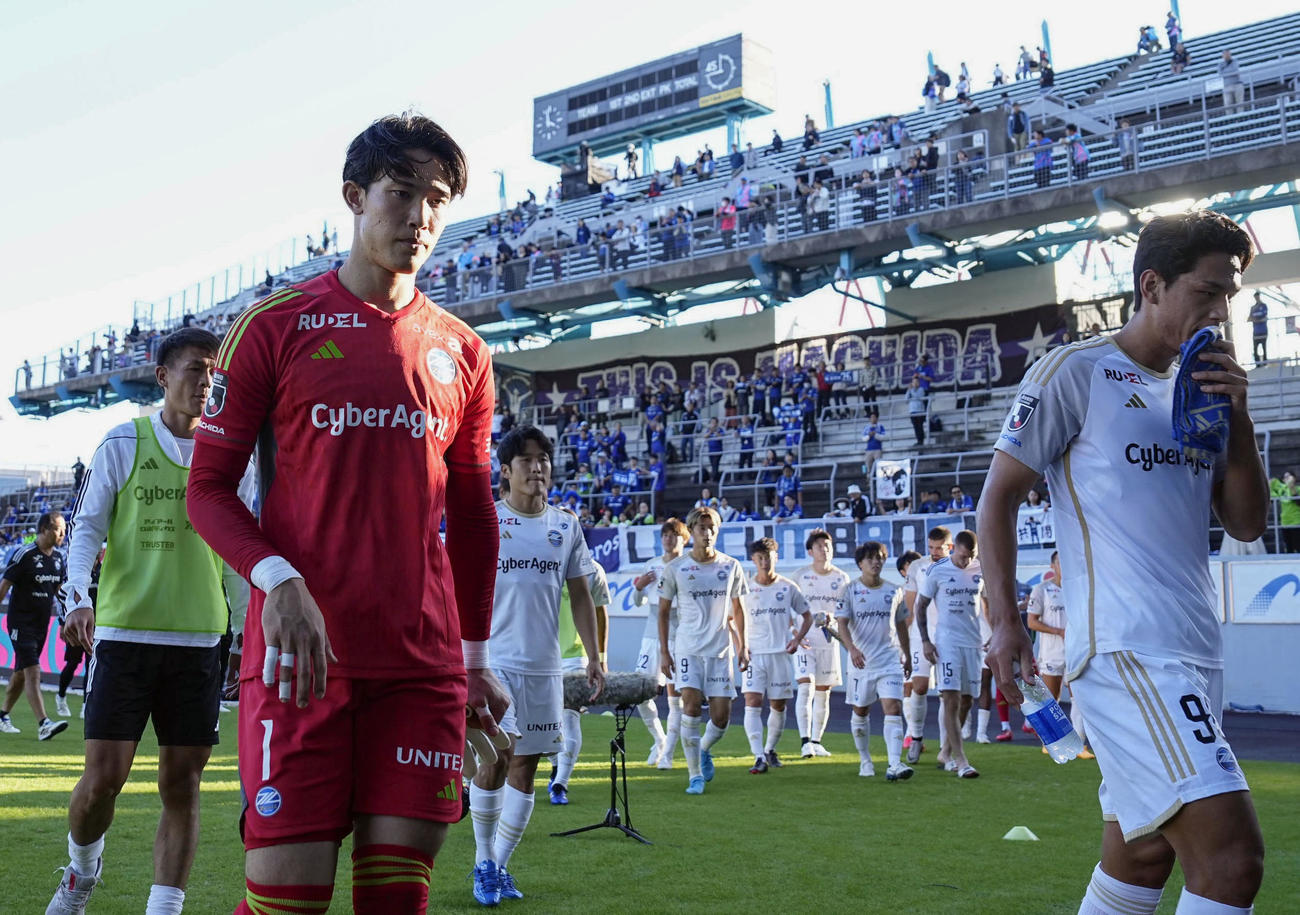 鳥栖に敗れ、引き揚げるGK谷（左手前）ら町田の選手たち（共同）