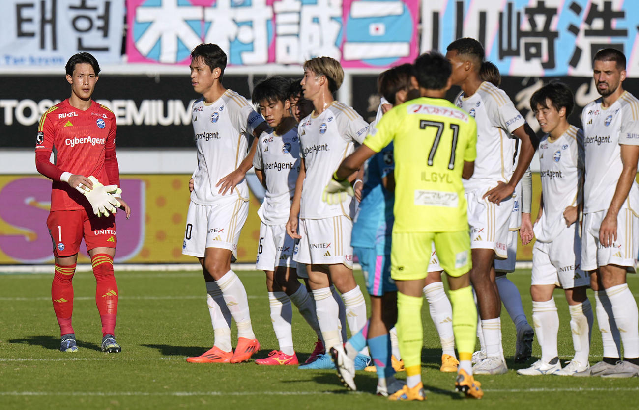 鳥栖に敗れ、厳しい表情を見せるGK谷（左端）ら町田イレブン（共同）