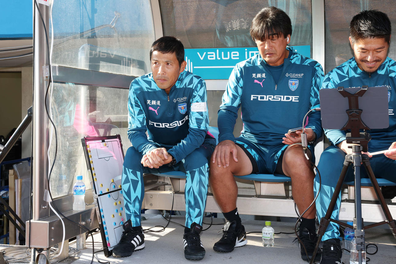 横浜FC対栃木　栃木戦に臨む横浜FC四方田監督（左）（撮影・宮地輝）