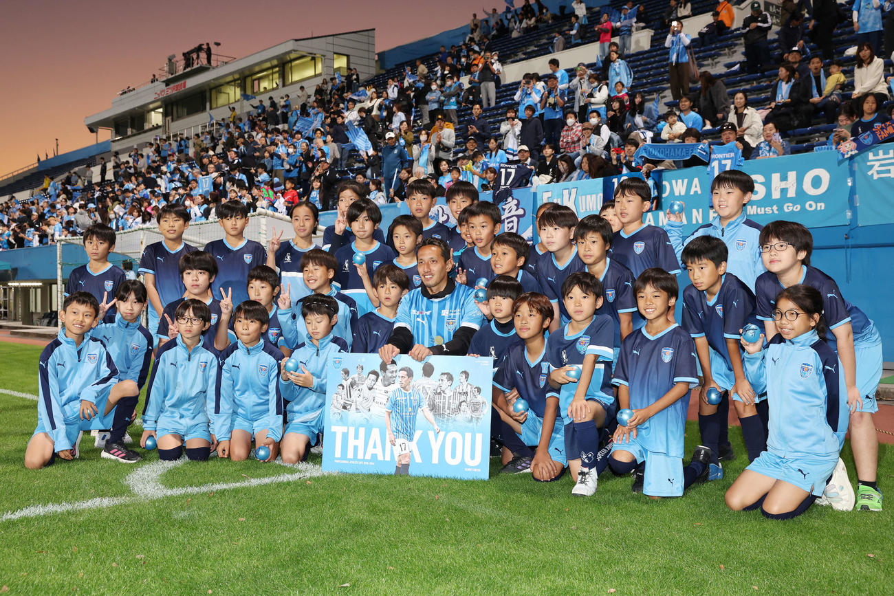 横浜FC対栃木　引退セレモニーで子どもたちと記念撮影する横浜FC武田（手前中央）（撮影・宮地輝）