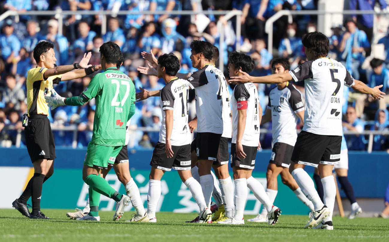 横浜FC対栃木　前半、判定に抗議する栃木矢野（中央）ら（撮影・宮地輝）