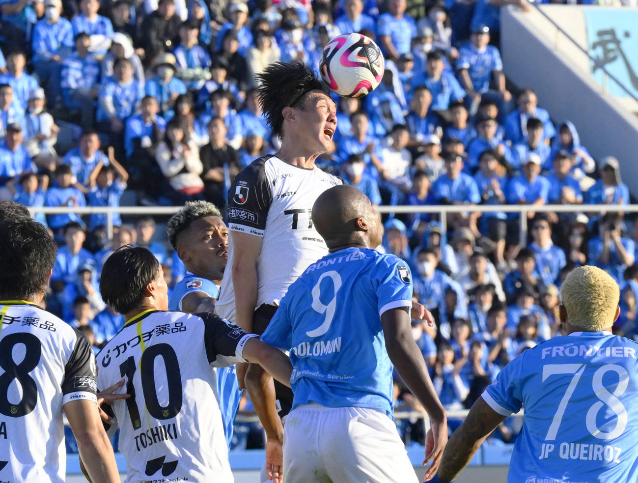 横浜FC―栃木　後半、ヘディングでクリアする栃木・矢野（上）（共同）