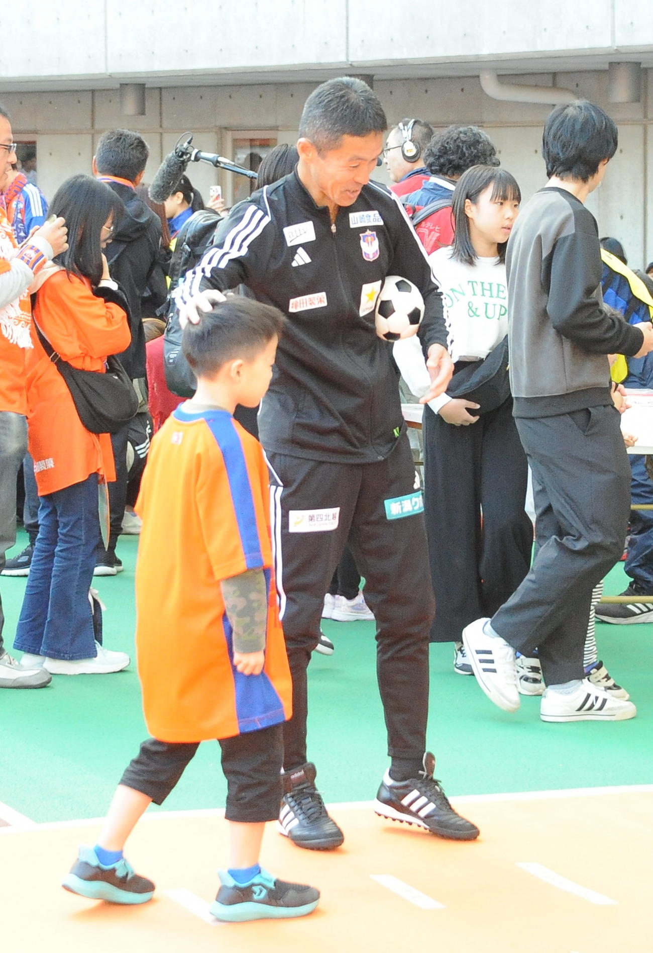 サンクスフェスタで子どもたちと笑顔で交流する新潟の松橋監督（右）