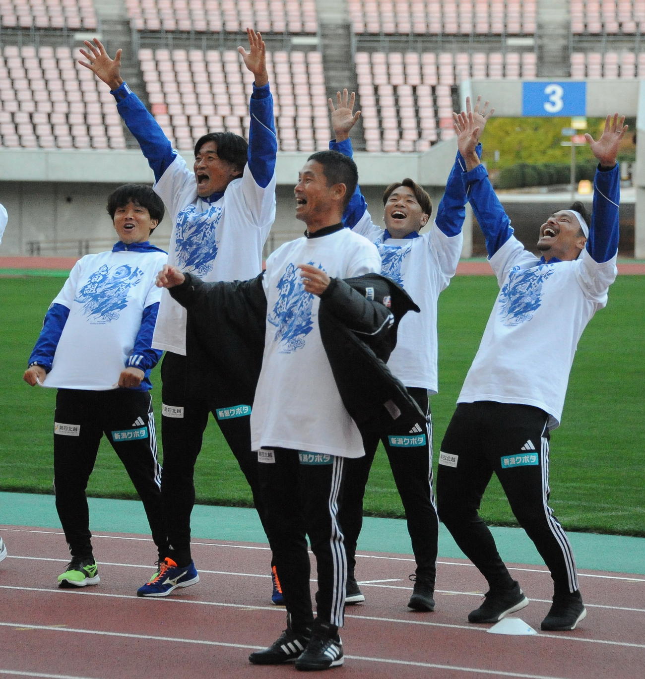 サンクスフェスタで行われた選手チーム対抗戦で勝利チームを発表する新潟松橋監督（手前）