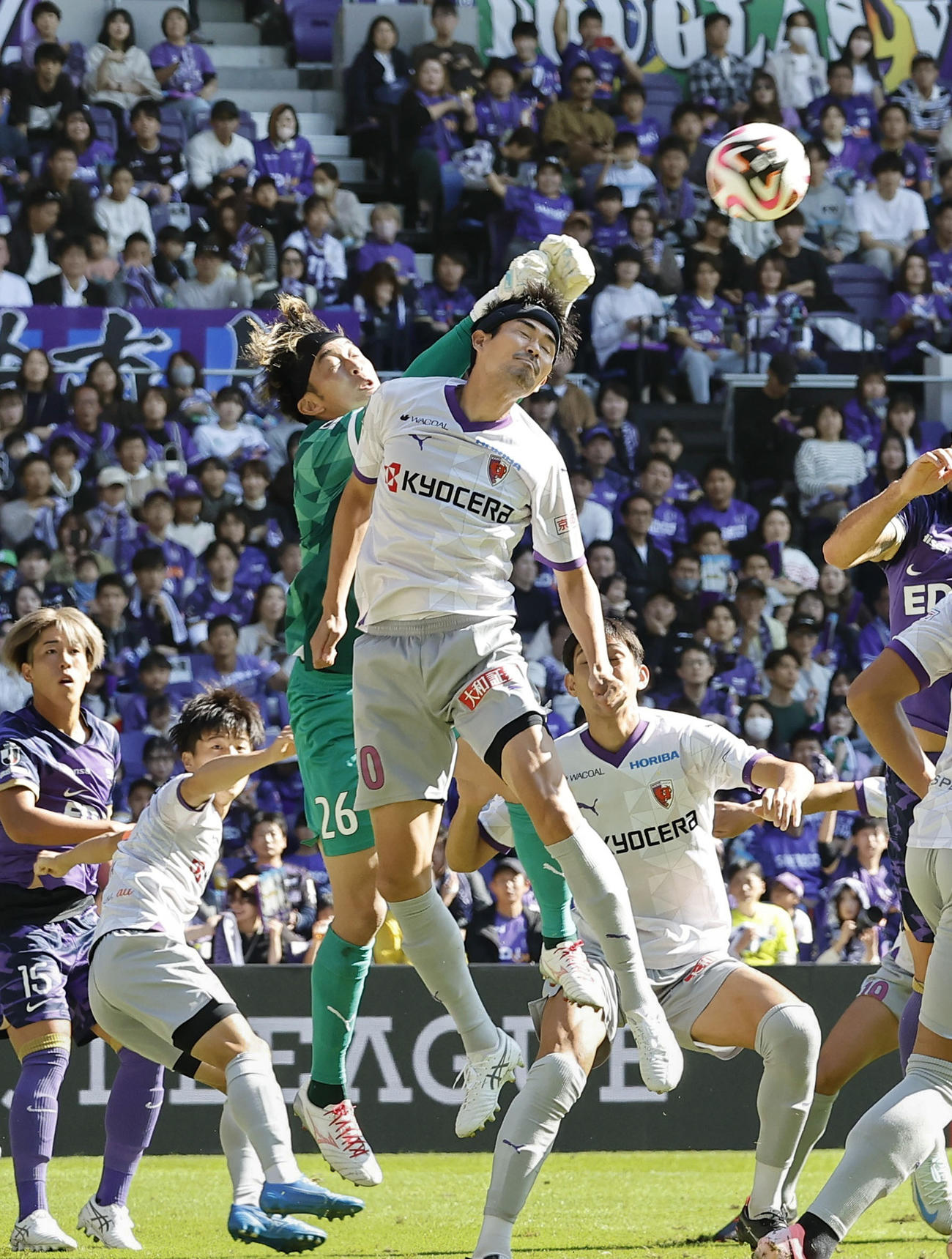 前半、パンチングでクリアする京都GK太田（共同）
