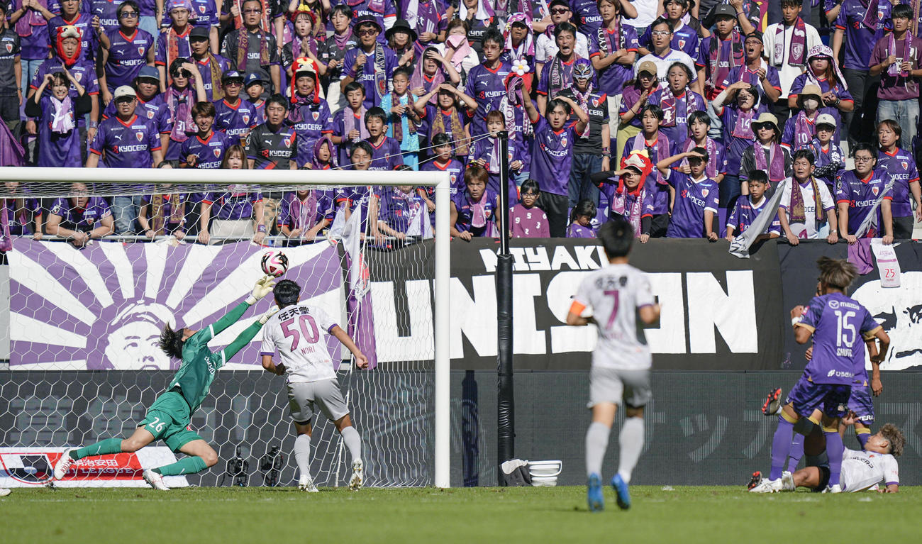 広島中野（15）のシュートを阻む京都GK太田（左端）（共同）