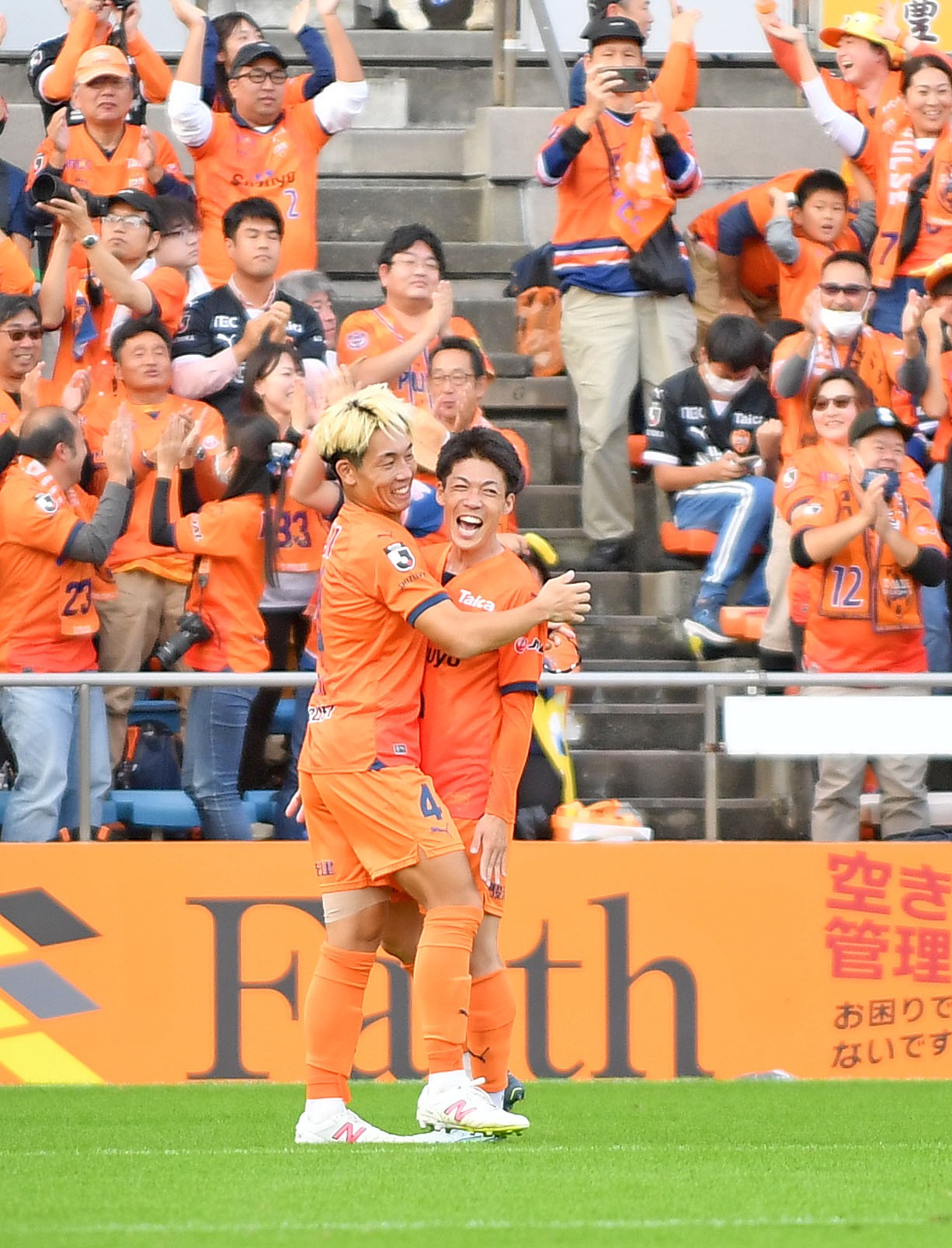 ヘディングで決勝点を決めた清水蓮川（左）は西沢と喜び合う