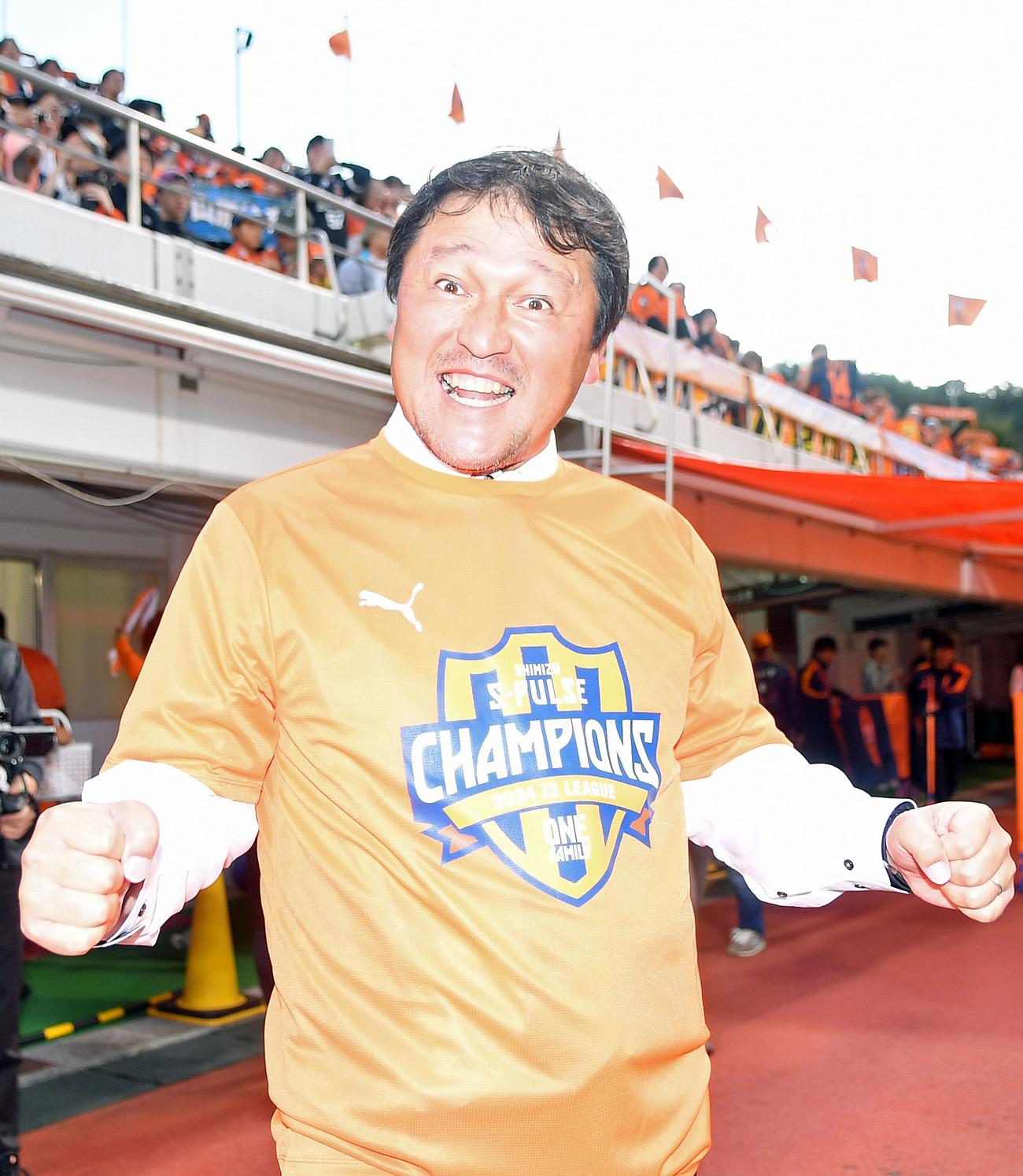 J2優勝の記念Tシャツを着て、喜びを表現する清水の秋葉監督