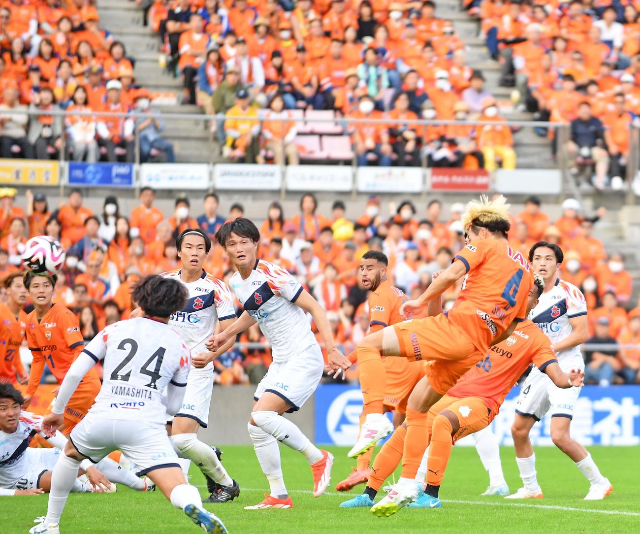 後半、ヘディングで決勝点を決める清水蓮川（右から2人目）