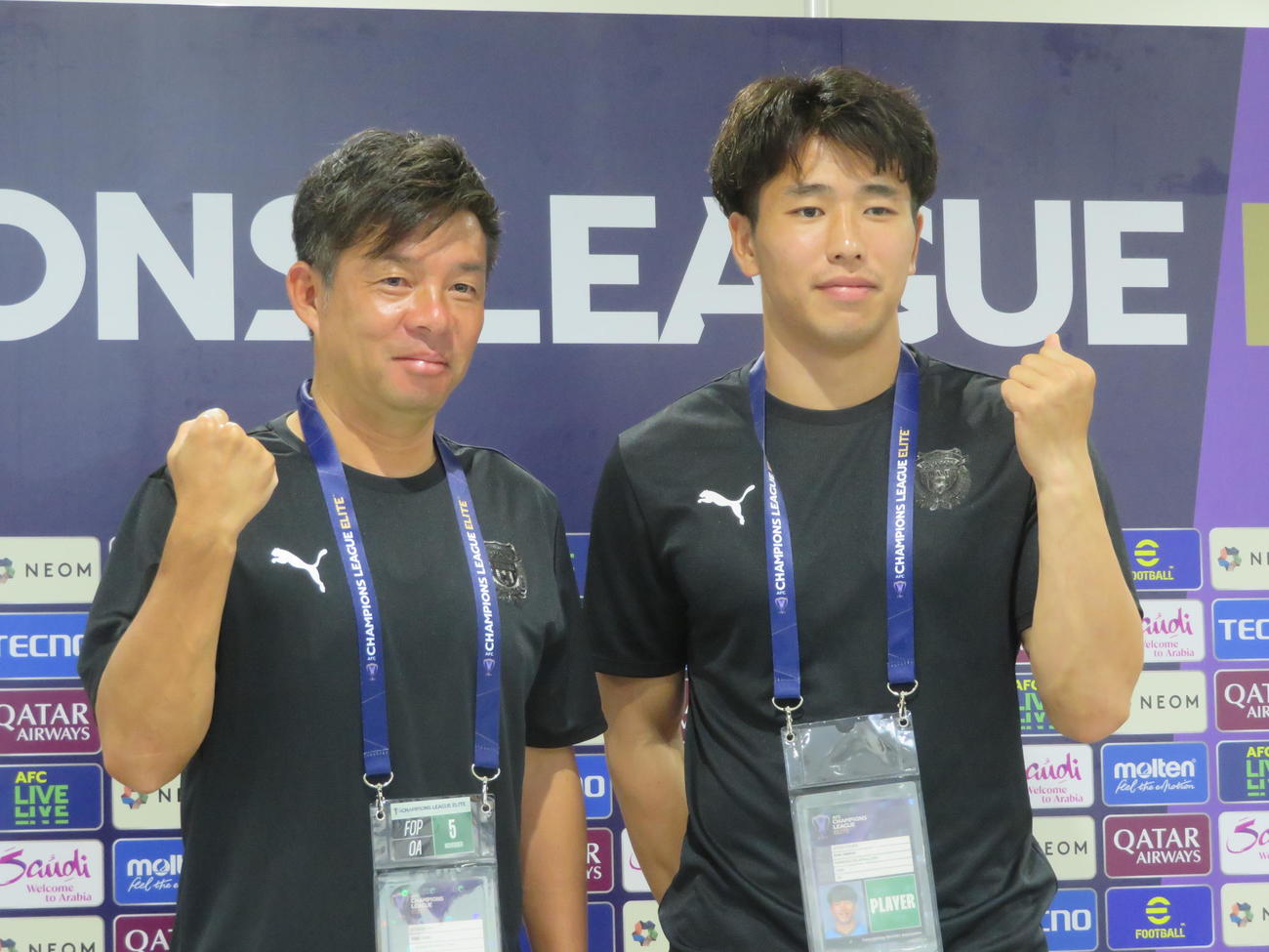 ACLE第4戦上海海港戦の前日会見に出席した川崎フロンターレ鬼木達監督（左）とFW山田新（撮影・佐藤成）