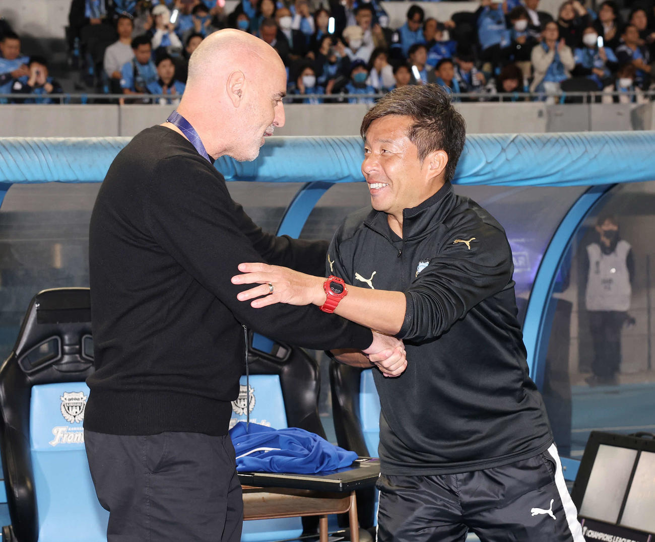 川崎F対上海海港　試合前、握手を交わす上海海港マスカット監督（左）と川崎F鬼木監督（撮影・宮地輝）