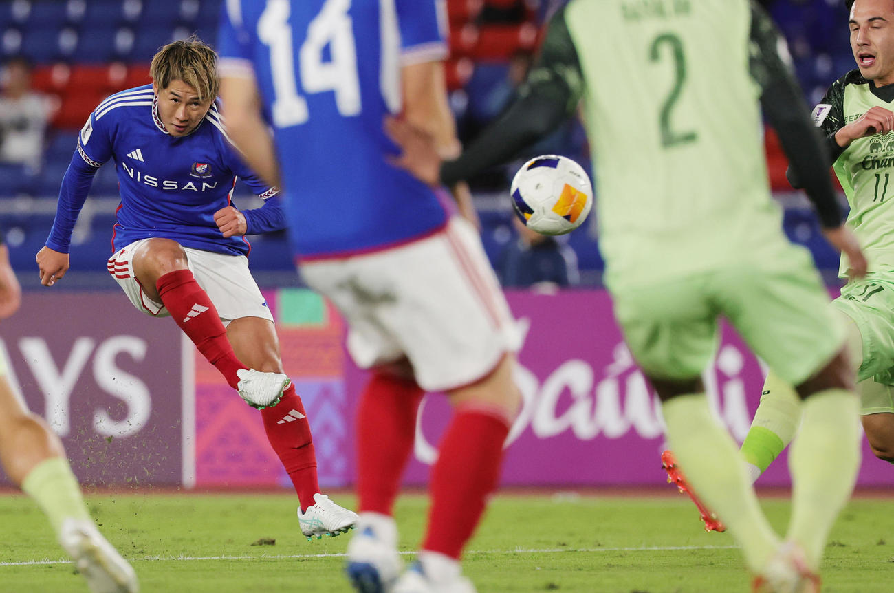 横浜対ブリラム　前半、先制ゴールを決める横浜井上（撮影・野上伸悟）