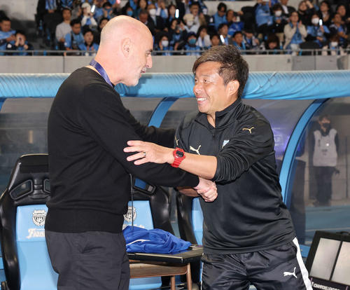 川崎F対上海海港 試合前、握手を交わす上海海港マスカット監督(左)と川崎F鬼木監督(撮影・宮地輝)