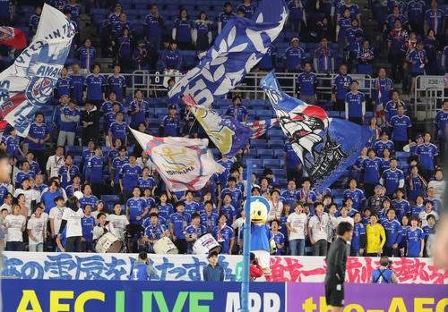 横浜対ブリラム 盛り上がる横浜サポーター(撮影・野上伸悟)