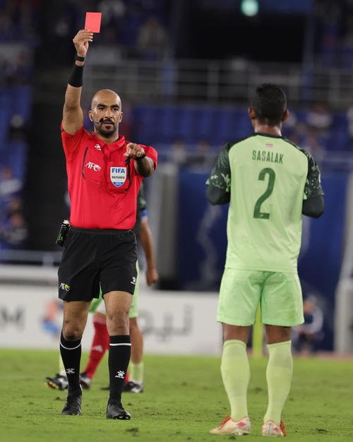 横浜対ブリラム 前半、退場となるブリラムのハイプラコーン(撮影・野上伸悟)