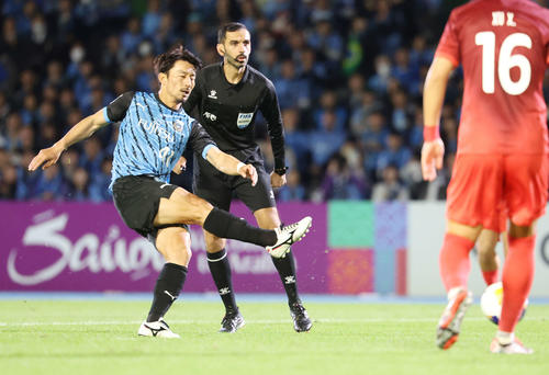 川崎F対上海海港 前半、先制ゴールを決める川崎F家長(撮影・宮地輝)