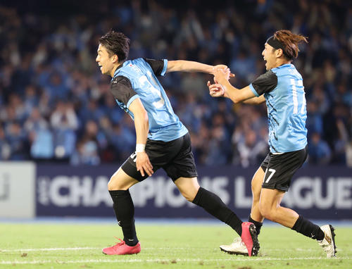 川崎F対上海海港 前半、ゴールを決め喜ぶ川崎Fファンウェルメスケルケン。右は遠野(撮影・宮地輝)