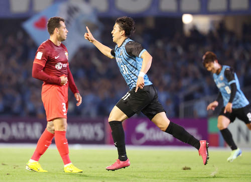 川崎F対上海海港 前半、ゴールを決め喜ぶ川崎Fファンウェルメスケルケン(撮影・宮地輝)