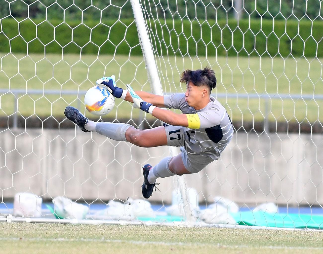 PK戦で相手8人目のキックを止める飛龍GK吉川