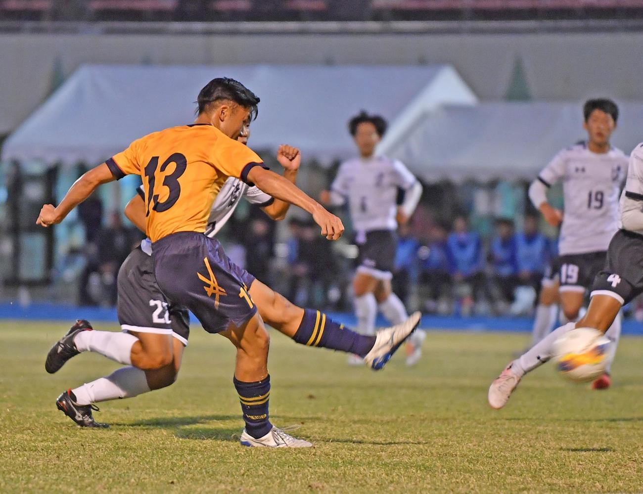 前半、ゴールを決める藤枝明誠FW水上